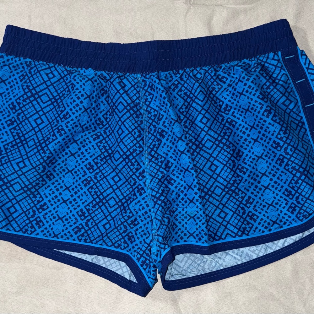 Women’s Under Armour Blue Athletic Shorts dri fit, semi fitted